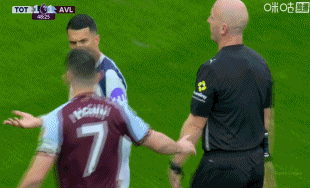 丹索解围时踩到迪涅脚踝部位，裁判    未判决  违例  ，VAR未介入